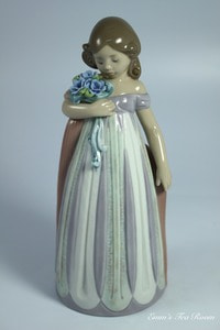 야드로 꽃을 든 소녀 Lladro Petals caress 01008150 장식인형 피겨린 스페인인형 야드로인형,야드로,영국찻잔